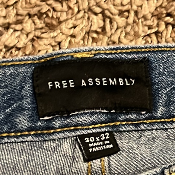 Free Assembly Men's Mid Rise Modern Straight Indigo
Patch Jeans - Picture 2 of 3